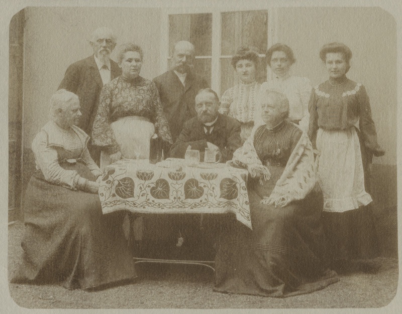 Fotopostkaart ühisfotost, paremal istumas Louise Hedwig Kologrivov