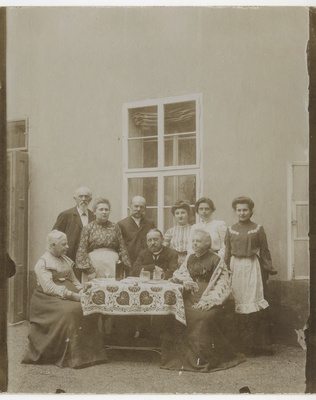 Ühisfoto.Paremal istumas Louise Hedwig Kologrivov (snd von zur Mühlen)  duplicate photo