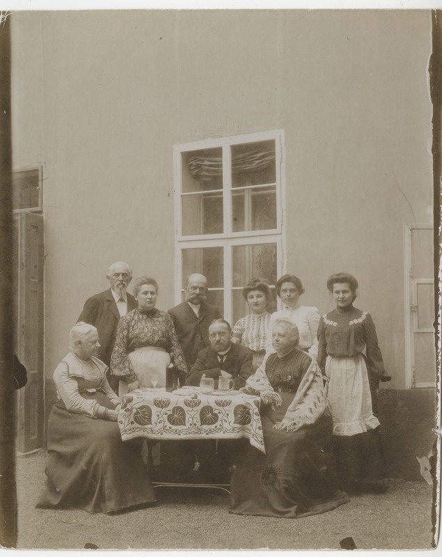 Ühisfoto.Paremal istumas Louise Hedwig Kologrivov (snd von zur Mühlen)