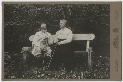 Vanemas eas abikaasad Mihhail ja Louis Hedwig (snd zur Mühlen) Kologrivov pingil istumas  duplicate photo