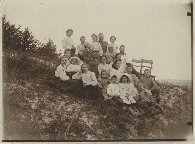 Mihhail ja tema tütar Elisabeth Kologrivov seltskonnaga. Grupifoto