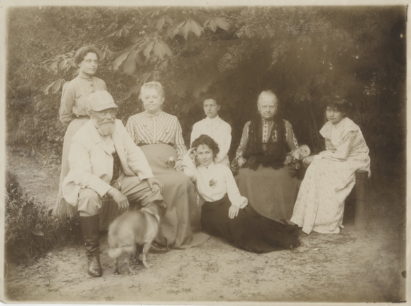 Grupifoto Mihhail, Louise Hedwig ja Elisabeth Kologrivov`ist ja teistest