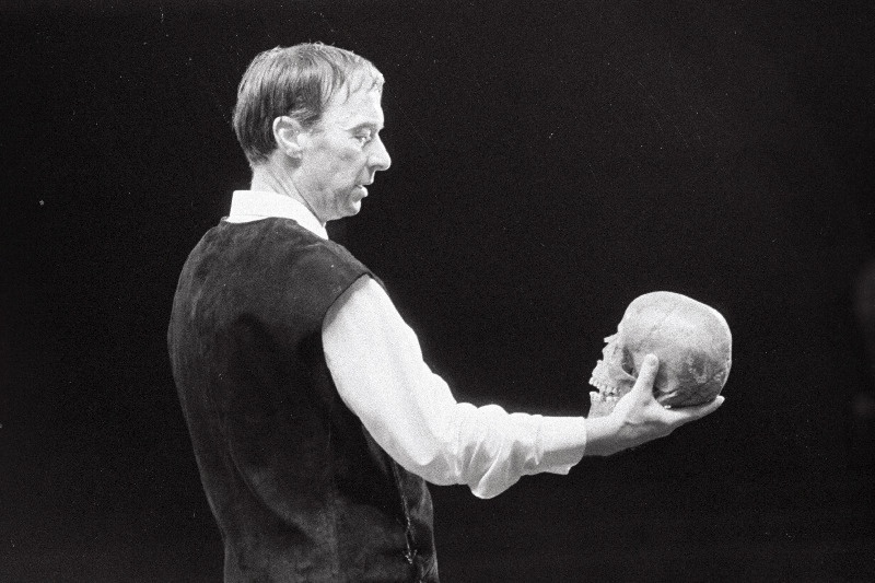 Näitleja A.Eskola nimiosas W.Shakespeare'i näidendis "Hamlet" ENSV Riiklikus Noorsooteatris.