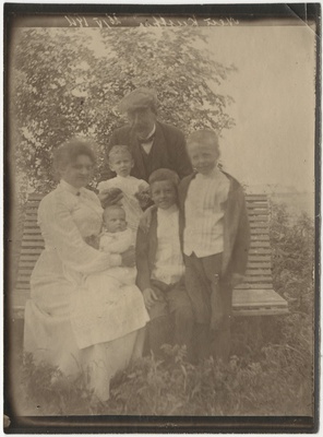 Mees ja naine kolme poisi ning imikuga  duplicate photo