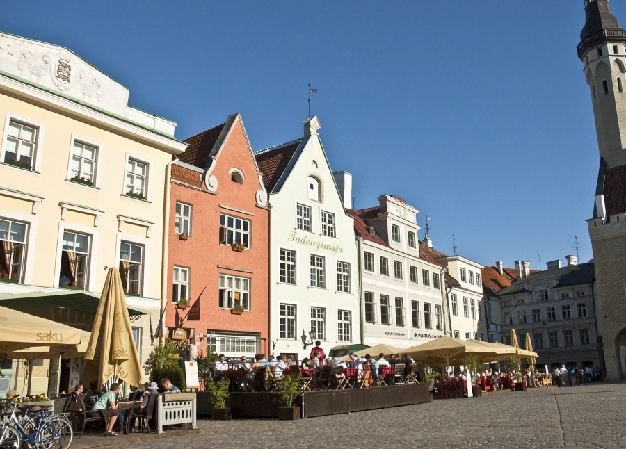 Vanalinn, Raekoja plats, vaade kaevukivilt Vanaturu kaela suunas. rephoto