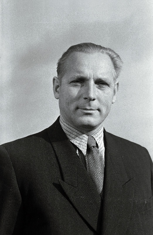 Rohtla, Arnold - sotsialistliku töö kangelane, kolhoosi Koit esimees.