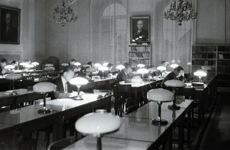 Vaade lugemissaali Fr.R. Kreutzwaldi nim Eesti NSV Riiklikus Raamatukogus.