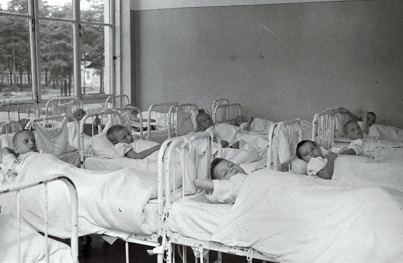 Lapsed Nõmme laste luutuberkuloosi sanatooriumi rõdul.