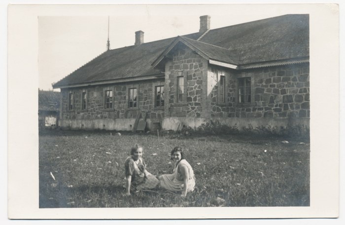 Kõrgessaare vallamaja. Vaade tagumisest küljest.