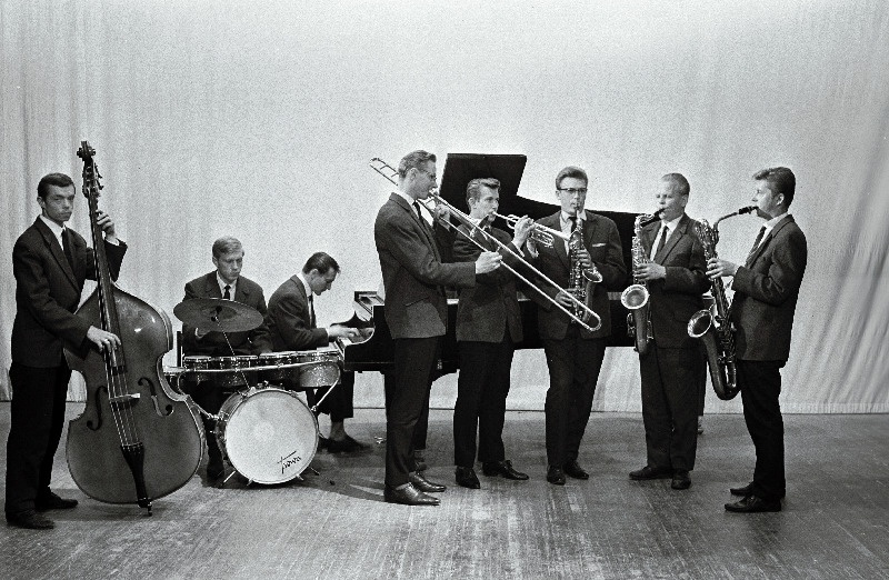 Tallinna Vineeri- ja Mööblivabriku estraadiorkester esinemas.