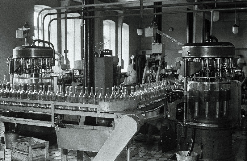 Tallinna Likööri- ja Viinatehase pudelite villimise automaatliin.