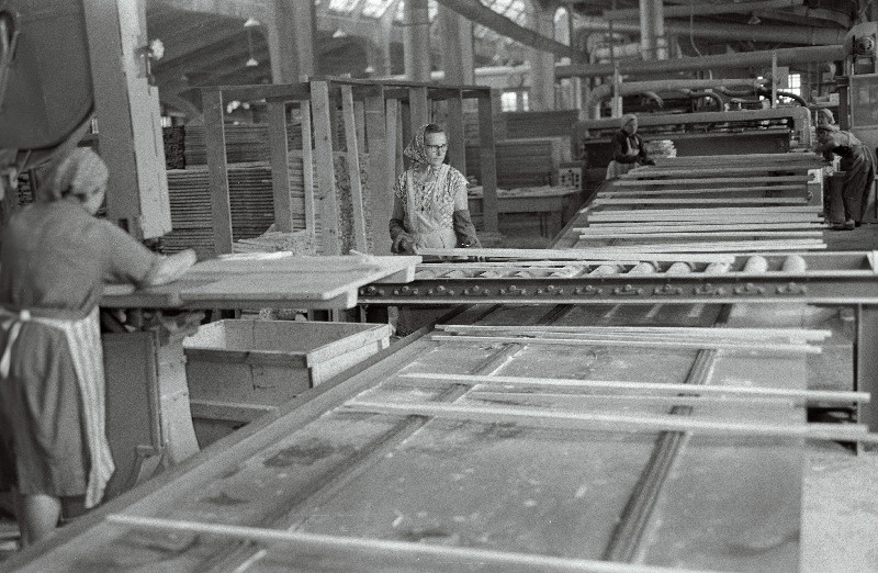 Tallinna Vineeri- ja Mööblivabriku tisleriplaatide konveierliin.