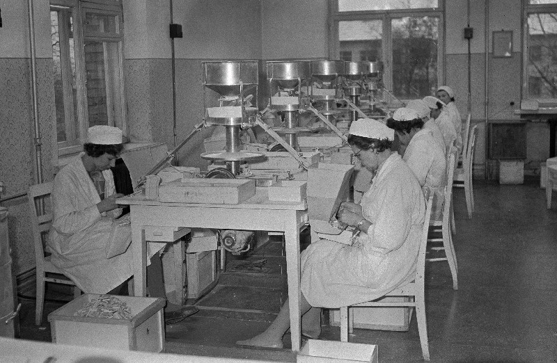 Tallinna Keemia ja Farmaatsia Tehase tablettide jaendamise poolautomaadid.