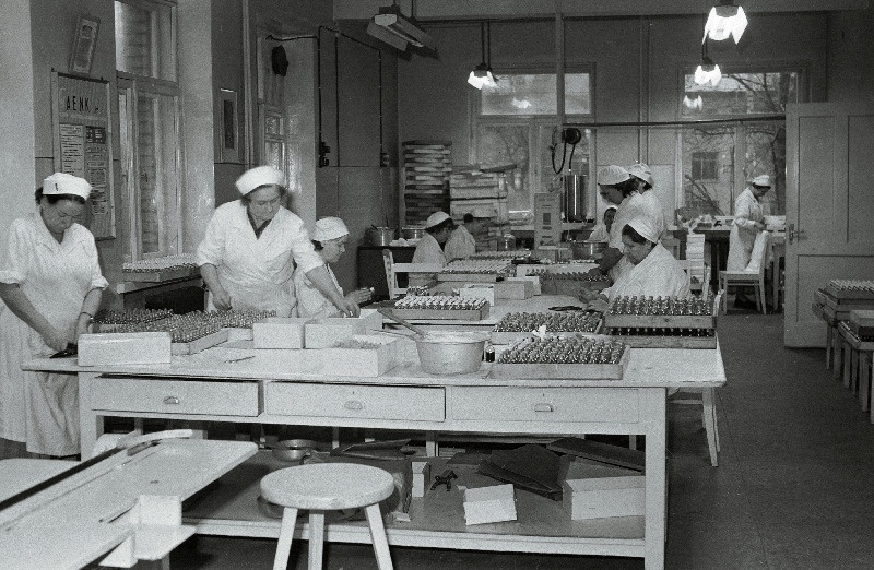 Tallinna Keemia ja Farmaatsia Tehase vedelravimite jaendamise poolautomaat.