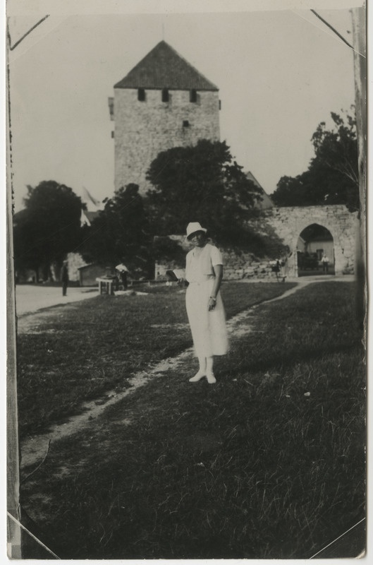 Naine Visby Kruttornet`i torni taustal. Fotopostkaart