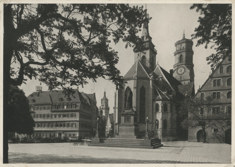Fotopostkaart Stuttgardi kirikust, esiplaanil Fr. Schilleri mäletusmärk