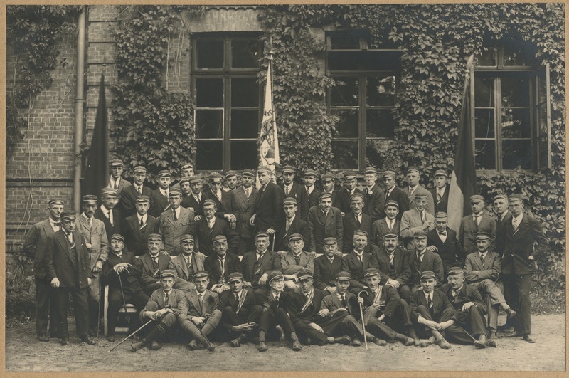 "Livonia" liikmed korporatsiooni aastapäeval, grupifoto