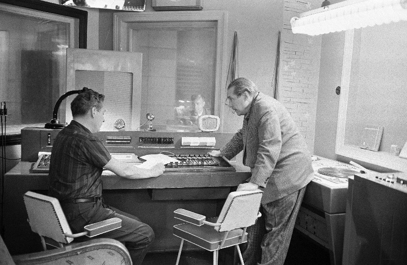 Eesti Raadio pearežissöör, Eesti NSV teeneline kunstitegelane Leo Martin (paremal) ja helirežissöör Eero Sepling raadiomaja stuudios nr 8.
