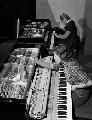 Klaverite reguleerimine ja häälestamine Tallinna Klaverivabrikus.  similar photo