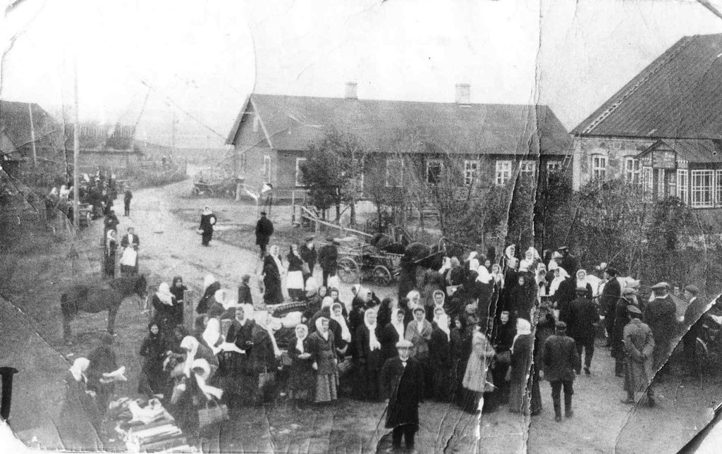 Käina laat vallamaja ees