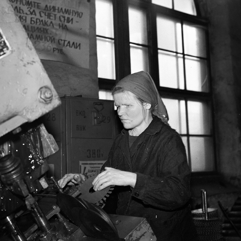 Sotsialistliku töö kangelane, tehase "Volta" stantsija Nadežda Ojasaar.