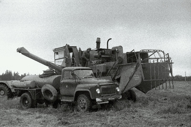 Masinate tankimine kütusega Harju rajooni Haiba sovhoosi põllul.