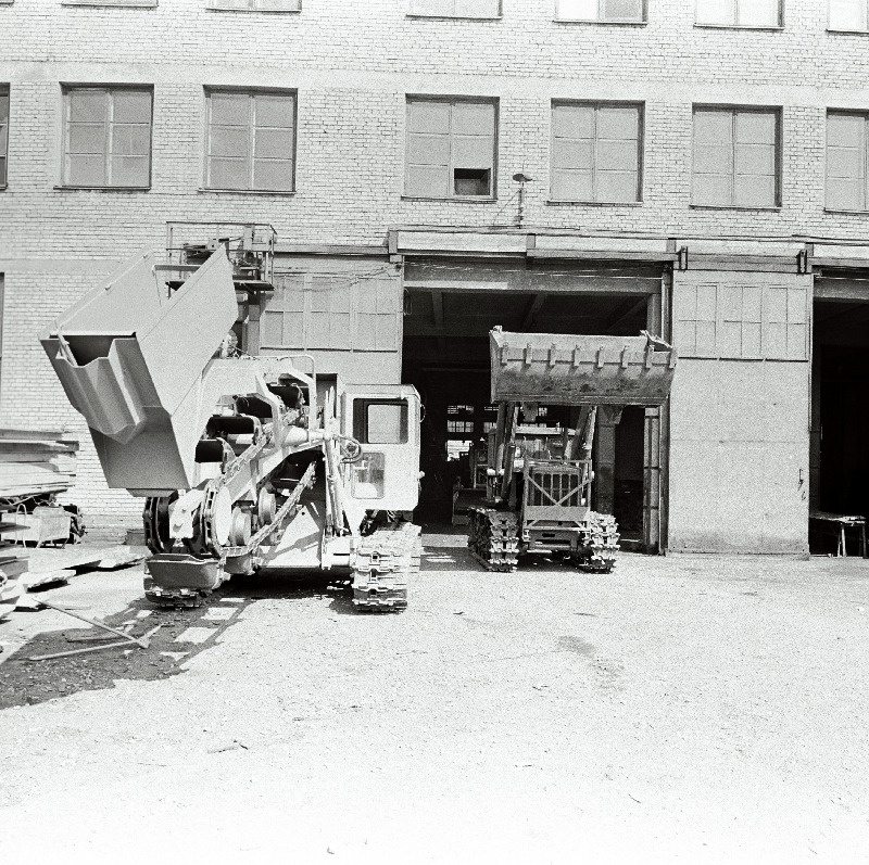 Tallinna Ekskavaatoritehases valmistatud universaalne buldooser-laadija "D-442".