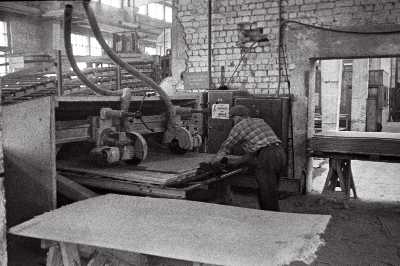 Pärnu Metsakombinaadi puitkiudplaatide tsehhi sisevaade.