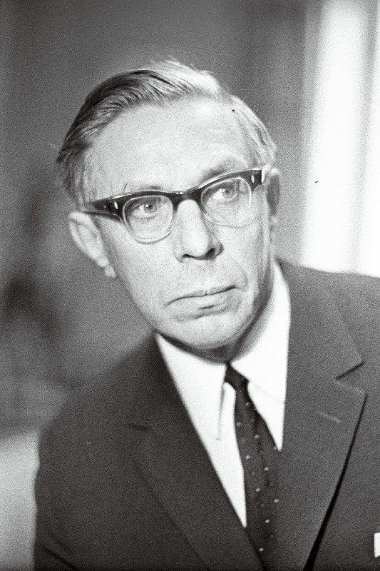 Smuul, Juhan (1922-1971) Eesti NSV rahvakirjanik Lenini preemia laureaat