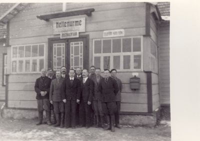 Hellenurme vallavolikogu liikmed vallamaja ees  duplicate photo