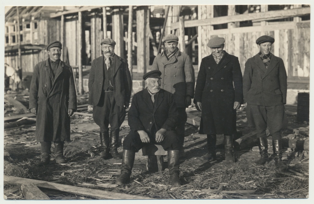 foto Suure-Jaani khk, Jälevere rahvamaja ehitajad, istub meister J.Tõke, 1938