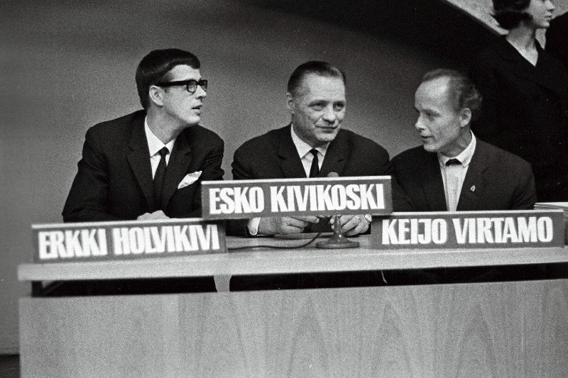 Soome-Eesti viktoriinivõistlusest "Naapurivisa" osavõtjad (vasakult) Erkki Holvikivi, Esko Kivikoski ja Keijo Virtamo Tallinna Televisioonistuudios