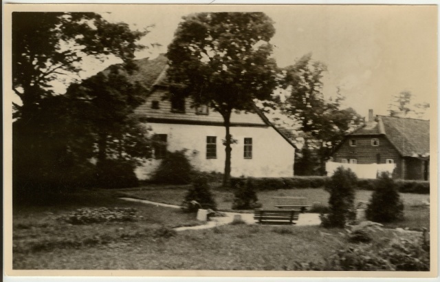 foto vaade Paide pastoraadi ees olevale haljasalale 1950-ndad