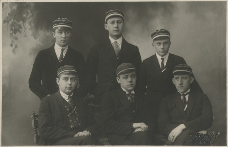 Osa korporatsiooni "Livonia" 1928. a I semestri värvicoetusest koos akadeemiliste isadega, grupifoto