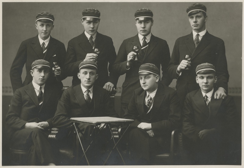 Korporatsiooni "Livonia" 1930. a II semestri värvicoetus koos akadeemiliste isadega, grupifoto