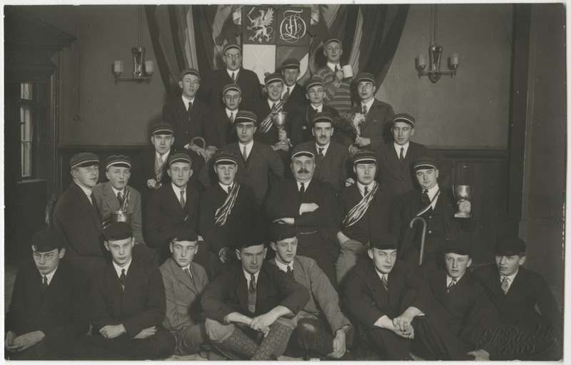 Korporatsiooni "Livonia" liikmete grupipilt uute värvikandjatega