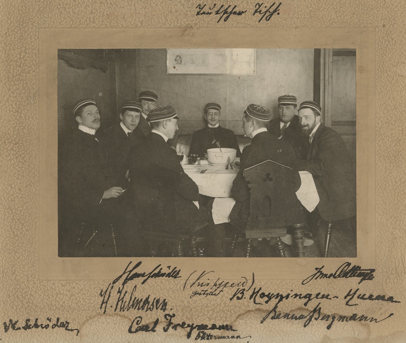 Korporatsiooni "Livonia" liikmed söögilaua taga enne söömist