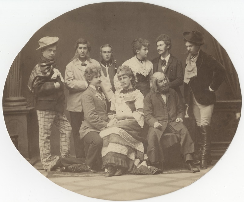 Korporatsiooni "Livonia" rebasteatri näitlejad kostüümides, grupifoto