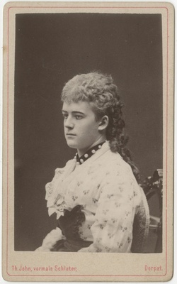 Korporatsiooni "Livonia" liige rebasteatrikostüümis, portreefoto  duplicate photo