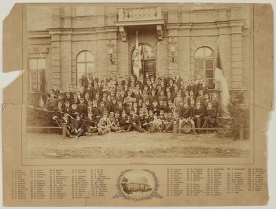 Korporatsioon "Livonia" liikmete ühisfoto konvendihoone ees korporatsiooni 70. aastapäeval  duplicate photo