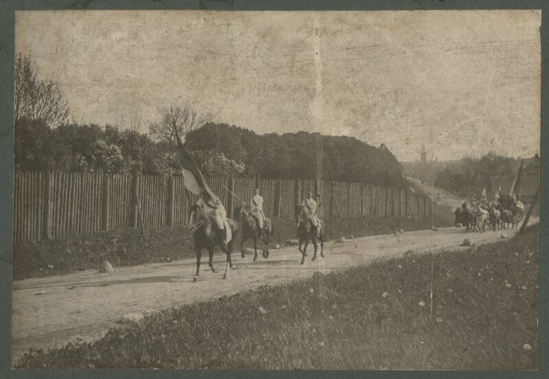 Korporatsioon "Estonia" liikmed pidulikul rongkäigul (kommersile Möllatsisse?), grupifoto