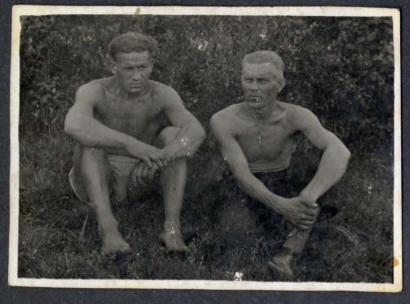 Elmar Kulberg istub sõbraga rohul