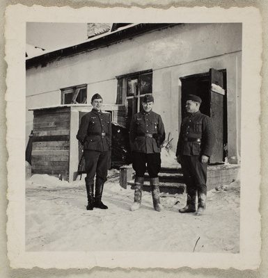 Kolm sõdurit maja ees talvisel ajal  duplicate photo