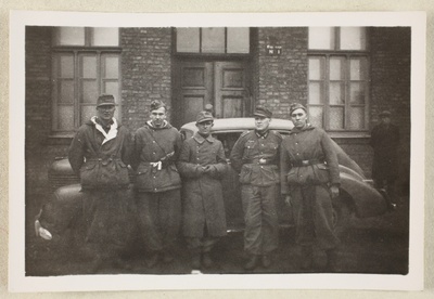 Viis sõdurit auto taustal linnatänaval  duplicate photo