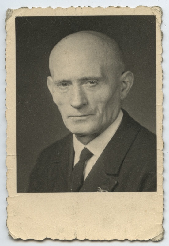Fotoportree mehest [Helmut Schultse isa või sugulane?]