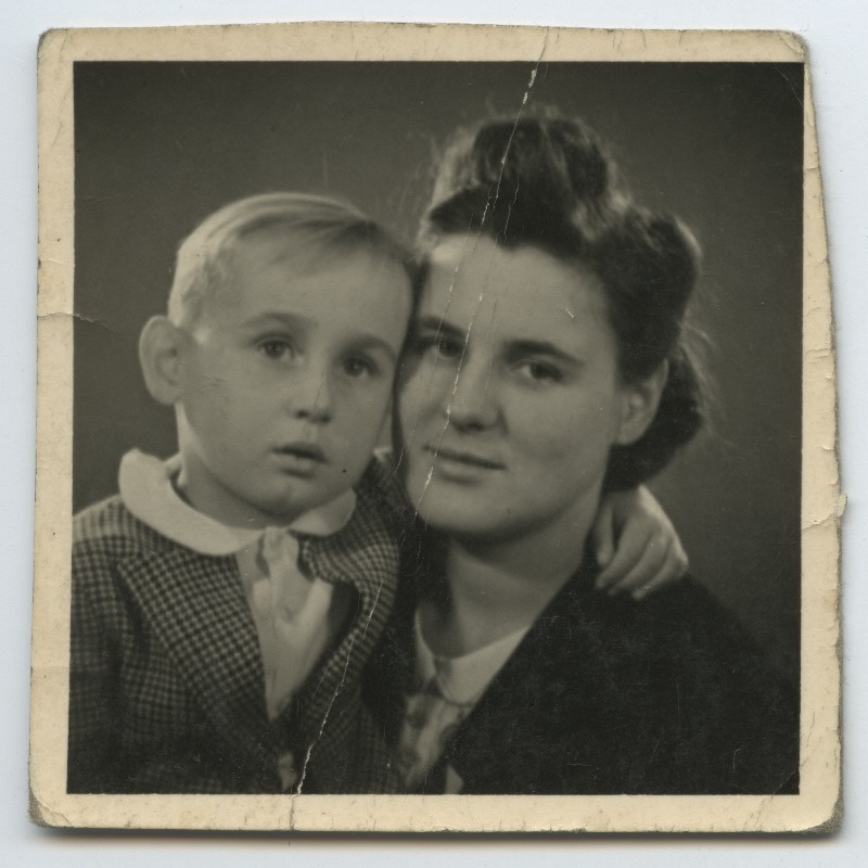 Fotoportree naisest koos väikese poisiga [Helmut Schultse naine ja poeg?]