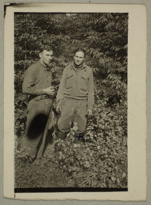Metsas tehtud fotol paremal seisab Proosa Johannes, vasakul ilmselt Tera Voldemar