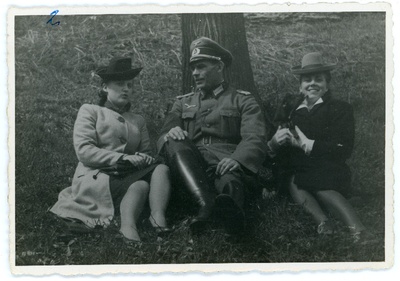 Oskar Uuga koos kahe naisterahvaga puu all istumas  duplicate photo