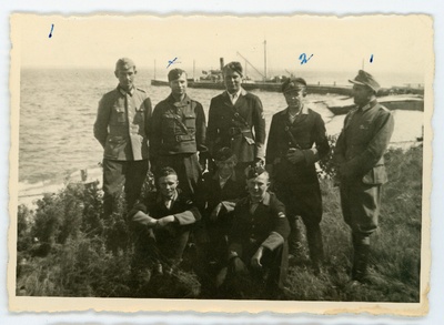 Oskar Uuga koos Pakri saare vahtkonnaga rannas poseerimas  duplicate photo