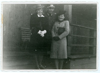 Oskar Uuga koos kahe tuvastamata naisterahvaga  duplicate photo